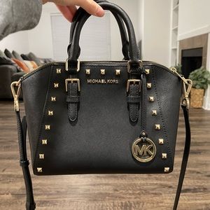 Micheal kors hand bag or cross body bag